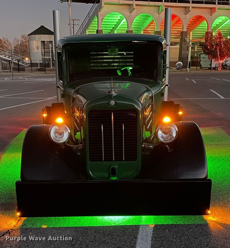 image for item MT9940 1933 GMC  flatbed truck