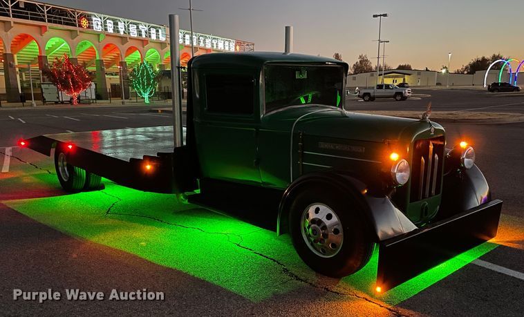 image for item MT9940 1933 GMC  flatbed truck