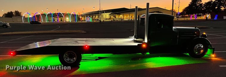 image for item MT9940 1933 GMC  flatbed truck