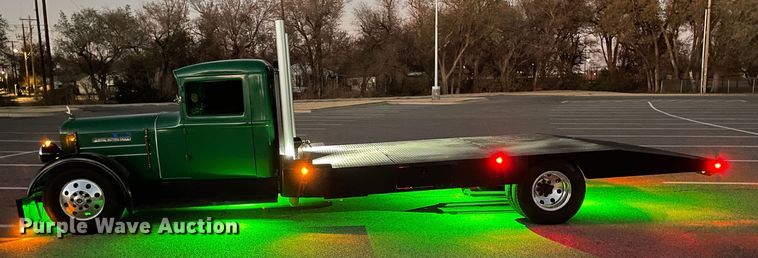 image for item MT9940 1933 GMC  flatbed truck