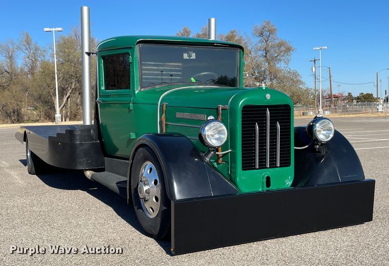 image for item MT9940 1933 GMC  flatbed truck