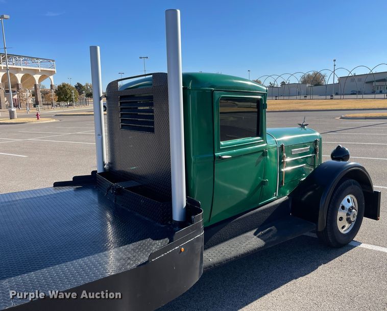 image for item MT9940 1933 GMC  flatbed truck