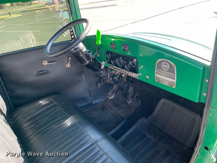 image for item MT9940 1933 GMC  flatbed truck