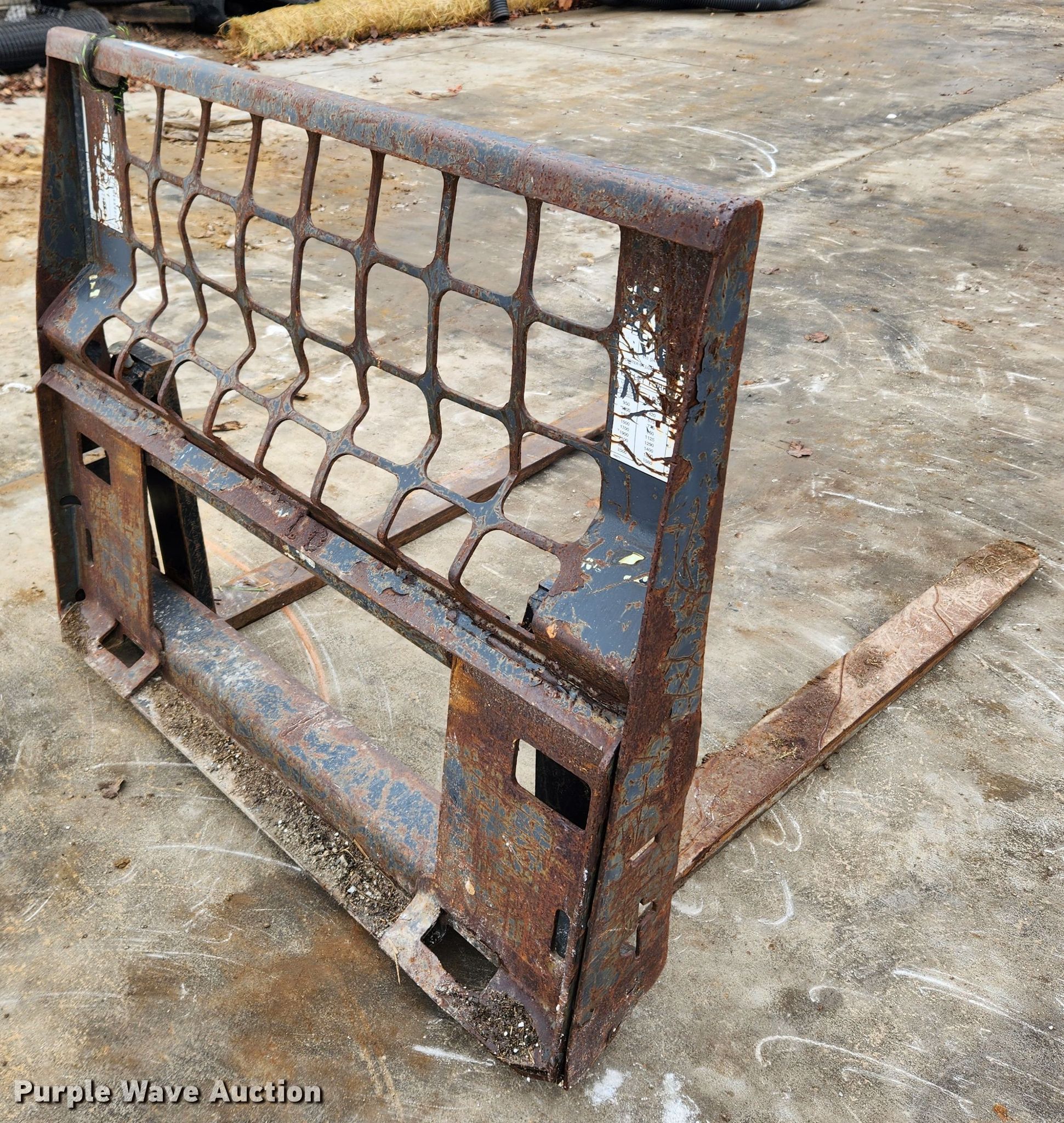 Skid steer forks in Wentzville, MO Item KT9564 sold Purple Wave