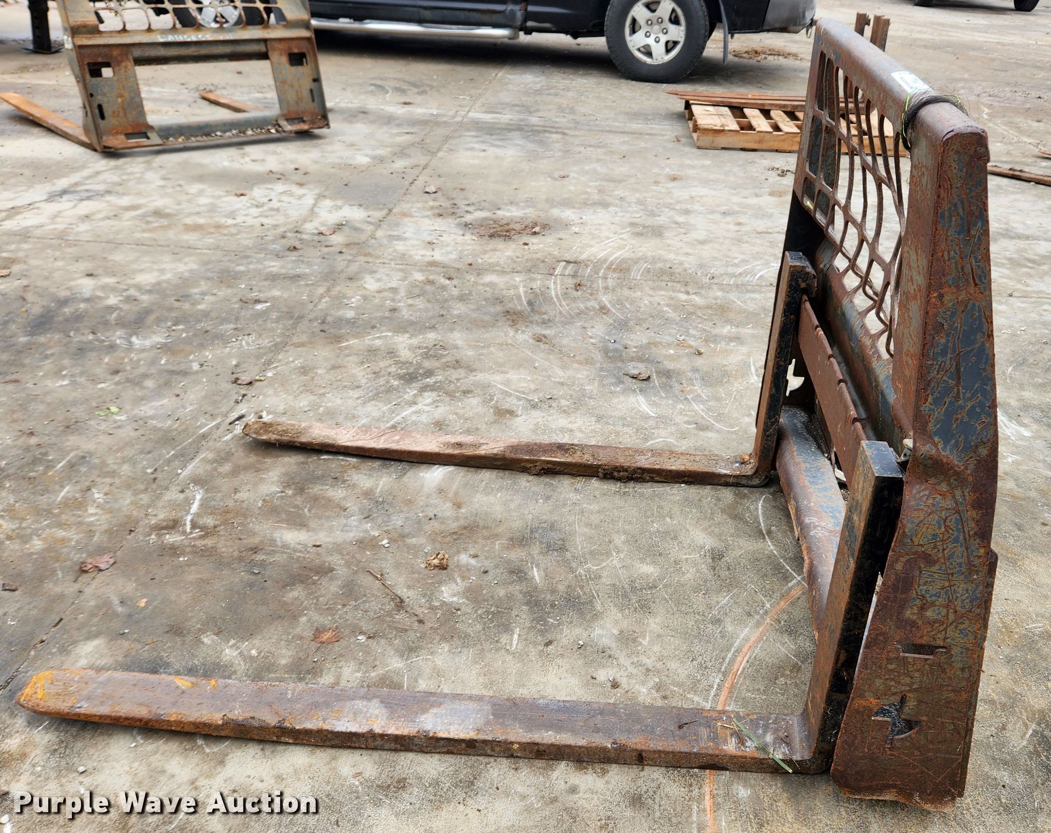 Skid steer forks in Wentzville, MO Item KT9564 sold Purple Wave