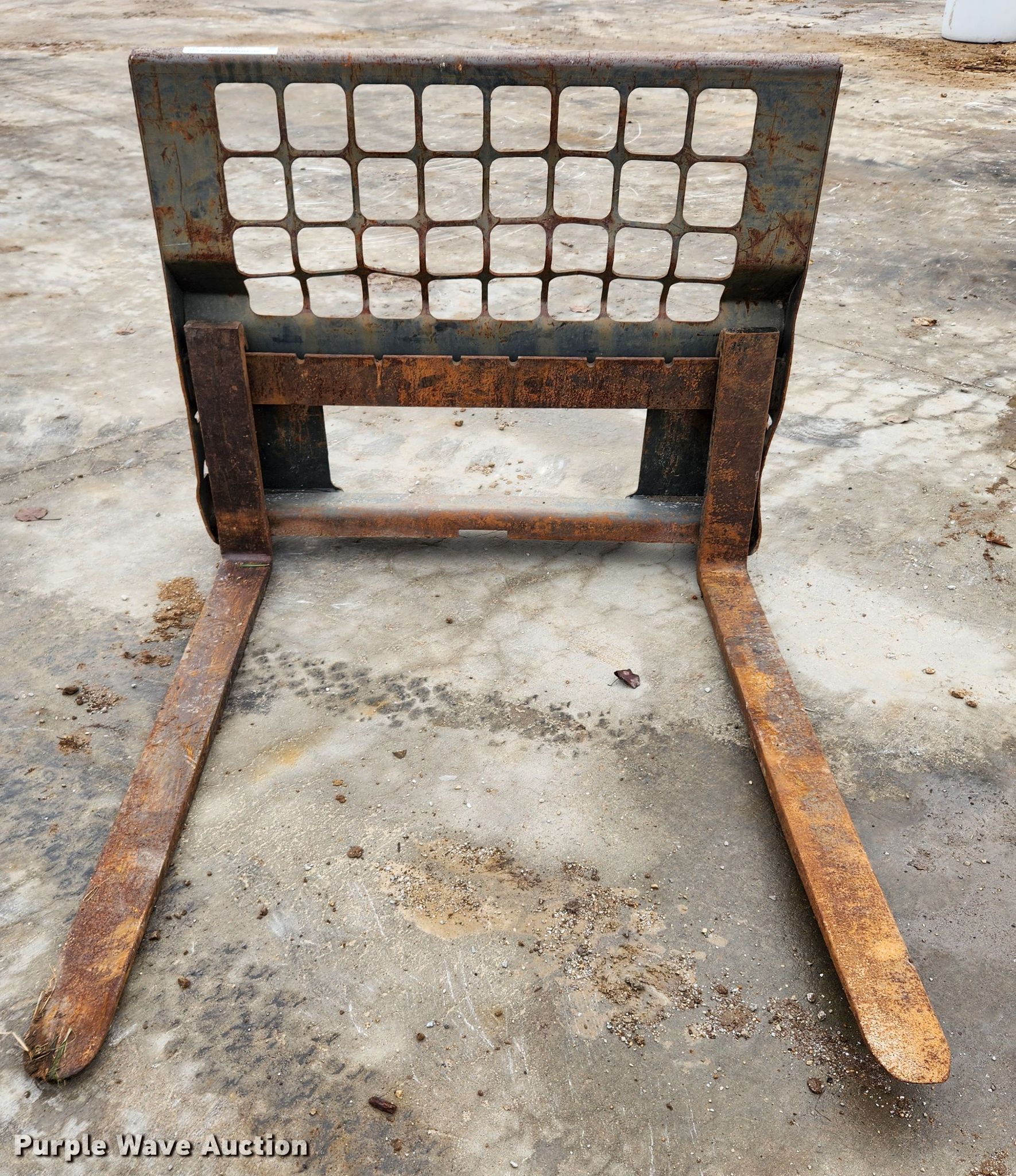 Skid steer forks in Wentzville, MO Item KT9567 sold Purple Wave