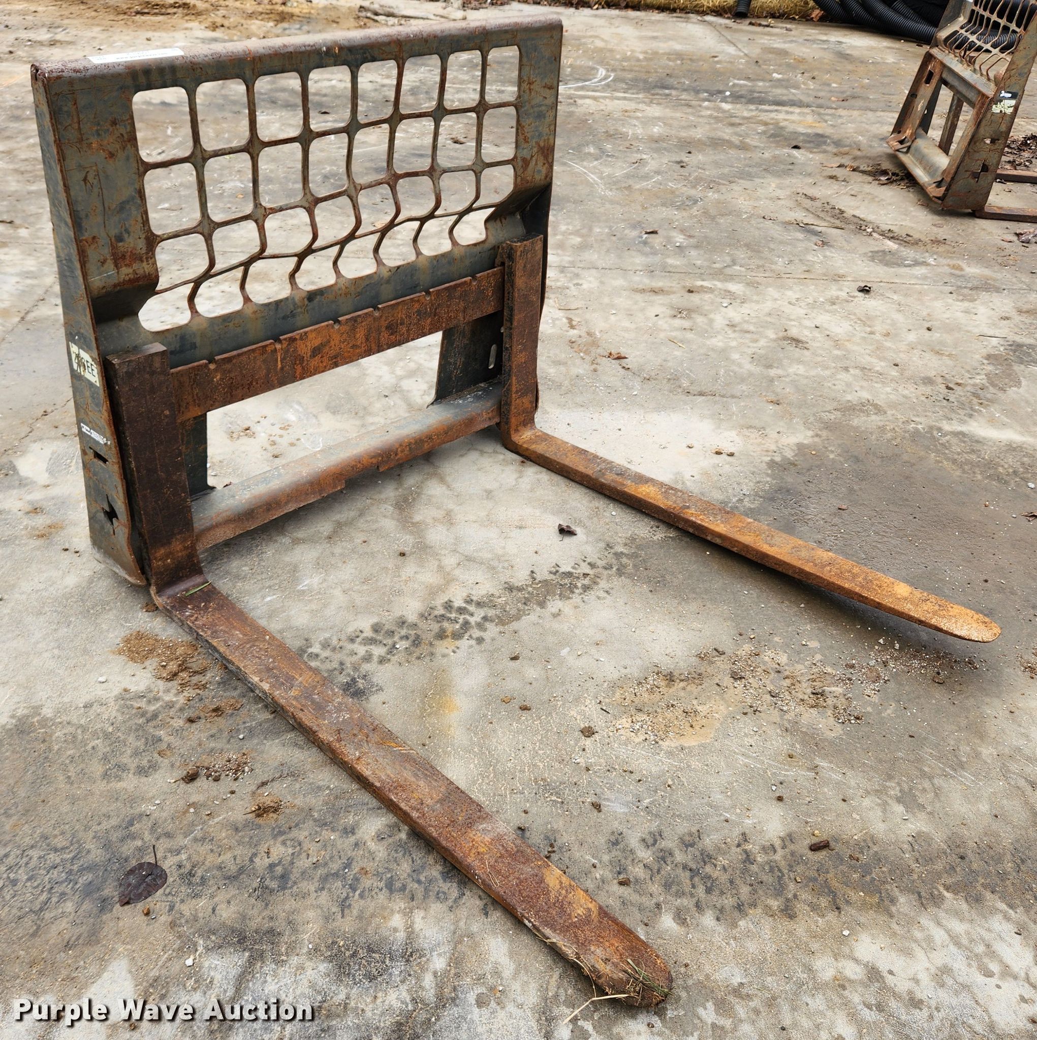 Skid steer forks in Wentzville, MO Item KT9567 sold Purple Wave