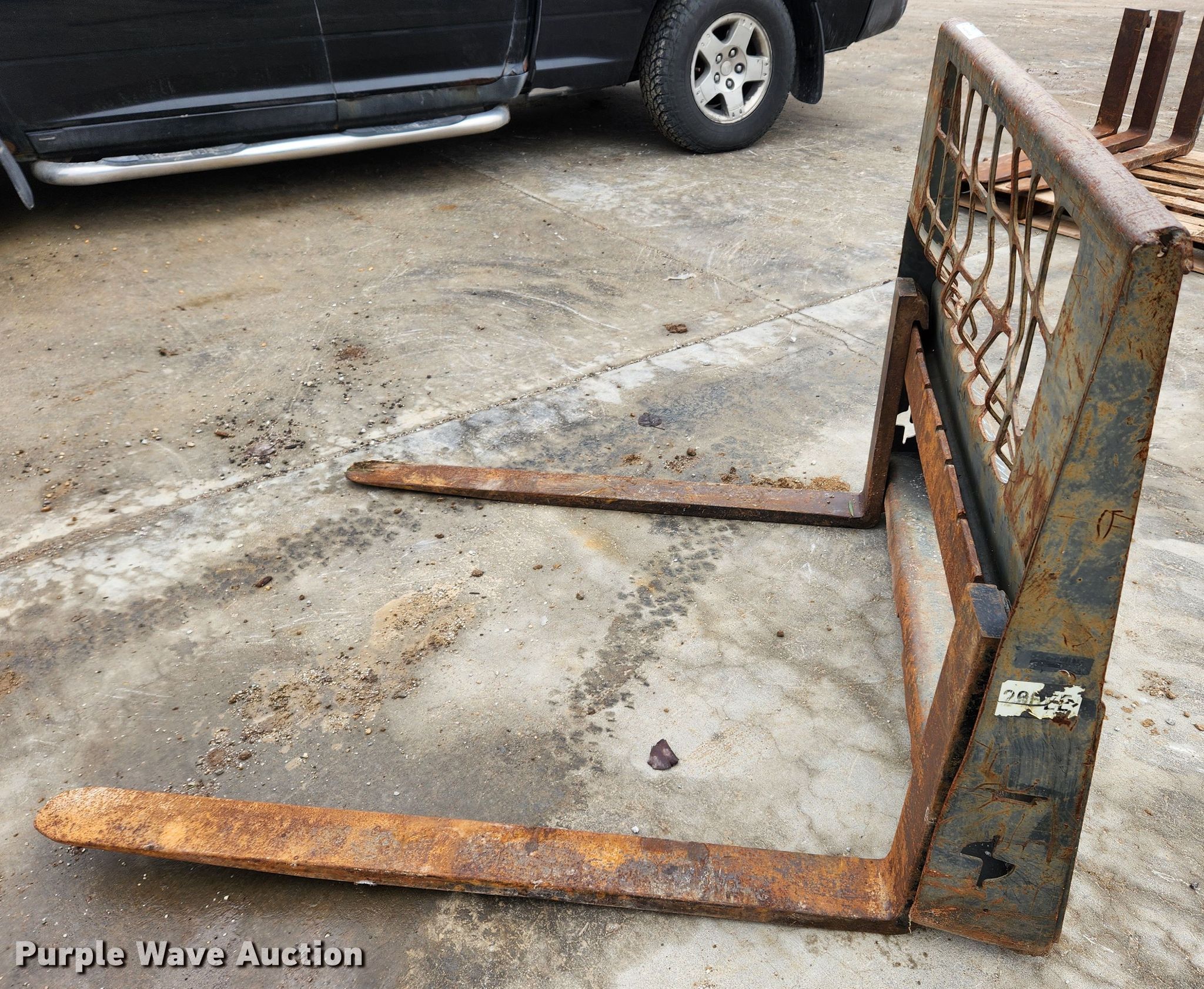 Skid steer forks in Wentzville, MO Item KT9567 sold Purple Wave