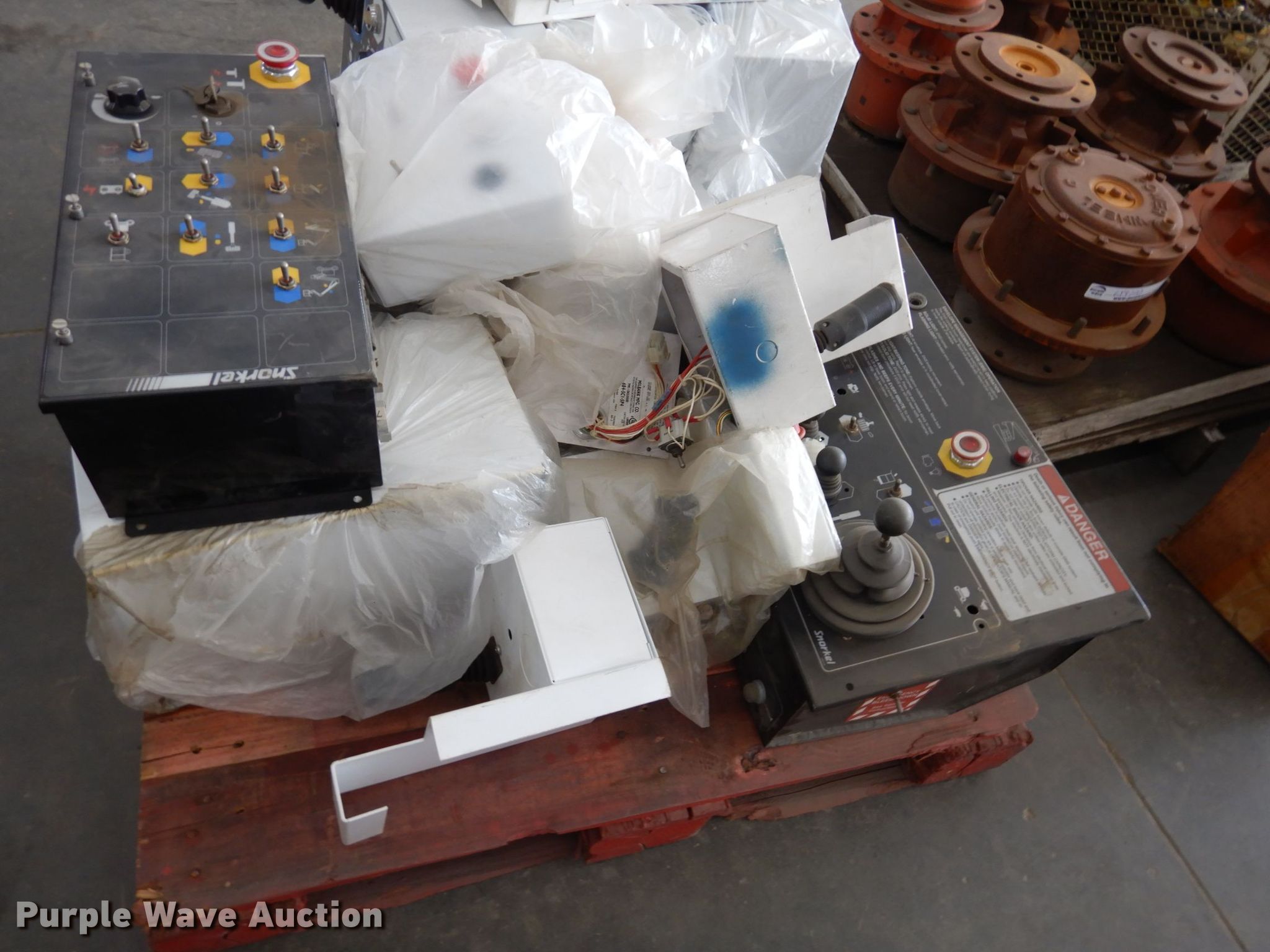 Snorkelift lift parts in Lawrence, KS Item LY9200 sold Purple Wave