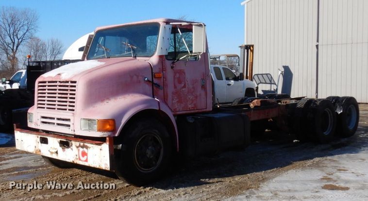 image for item AF9403 1993 International F-8100  semi truck