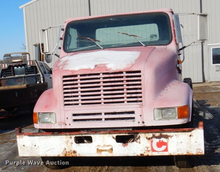 image for item AF9403 1993 International F-8100  semi truck
