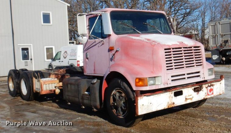 image for item AF9403 1993 International F-8100  semi truck