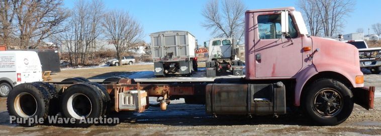image for item AF9403 1993 International F-8100  semi truck