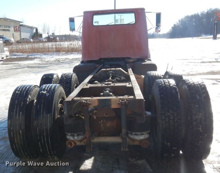 image for item AF9403 1993 International F-8100  semi truck