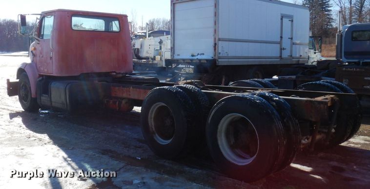 image for item AF9403 1993 International F-8100  semi truck
