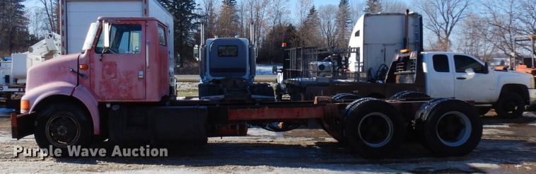 image for item AF9403 1993 International F-8100  semi truck