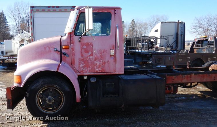 image for item AF9403 1993 International F-8100  semi truck