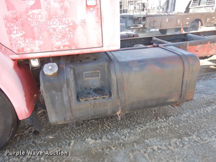 image for item AF9403 1993 International F-8100  semi truck