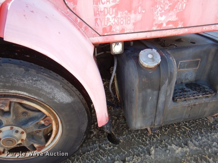 image for item AF9403 1993 International F-8100  semi truck