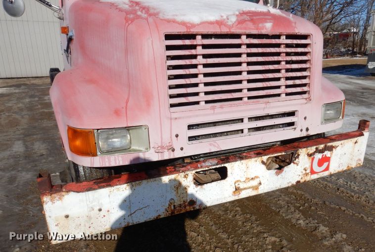 image for item AF9403 1993 International F-8100  semi truck