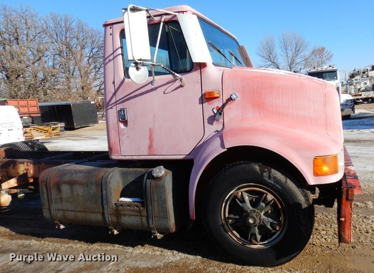 image for item AF9403 1993 International F-8100  semi truck