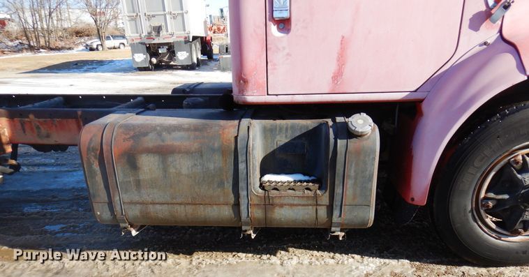 image for item AF9403 1993 International F-8100  semi truck