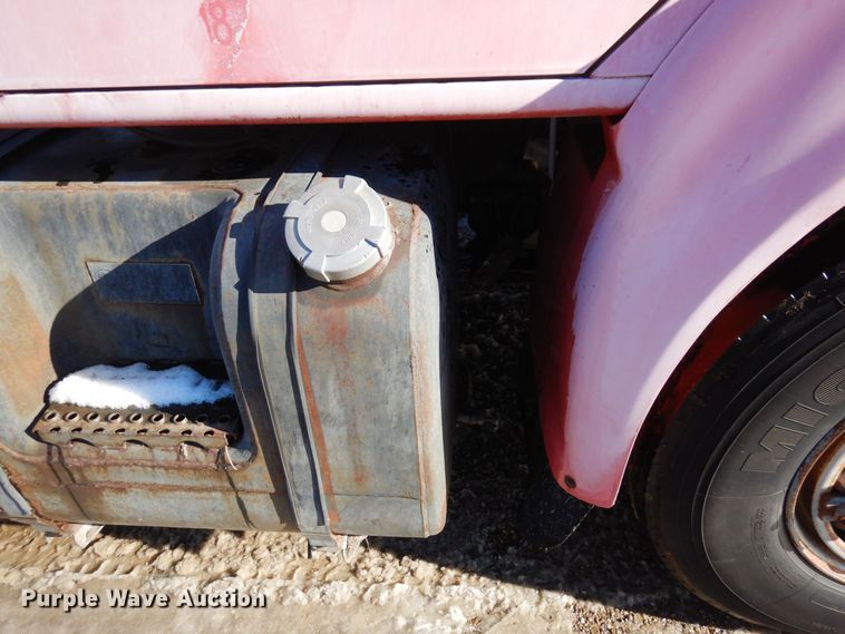 image for item AF9403 1993 International F-8100  semi truck