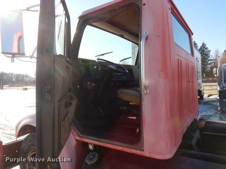 image for item AF9403 1993 International F-8100  semi truck