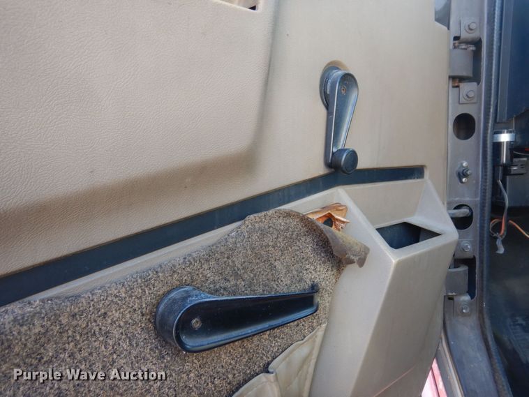 image for item AF9403 1993 International F-8100  semi truck