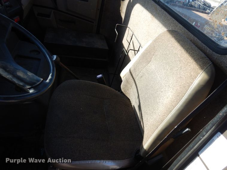 image for item AF9403 1993 International F-8100  semi truck