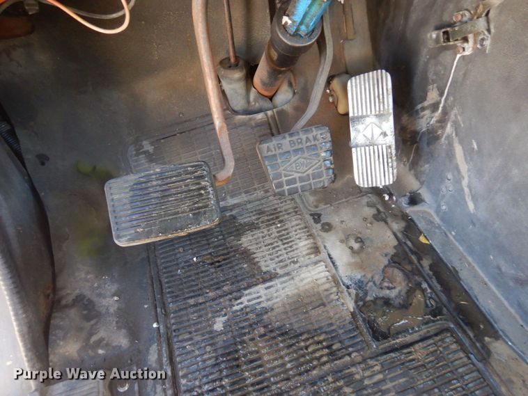 image for item AF9403 1993 International F-8100  semi truck