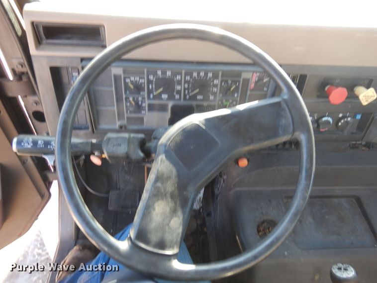 image for item AF9403 1993 International F-8100  semi truck