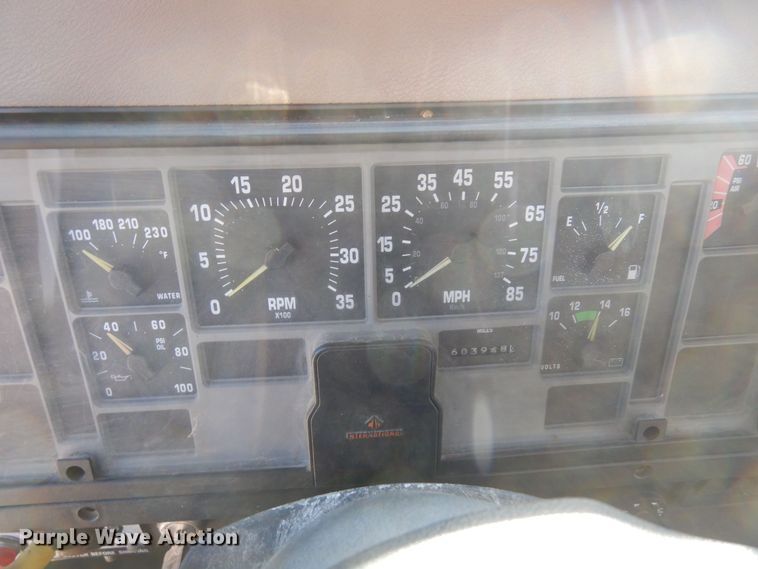 image for item AF9403 1993 International F-8100  semi truck