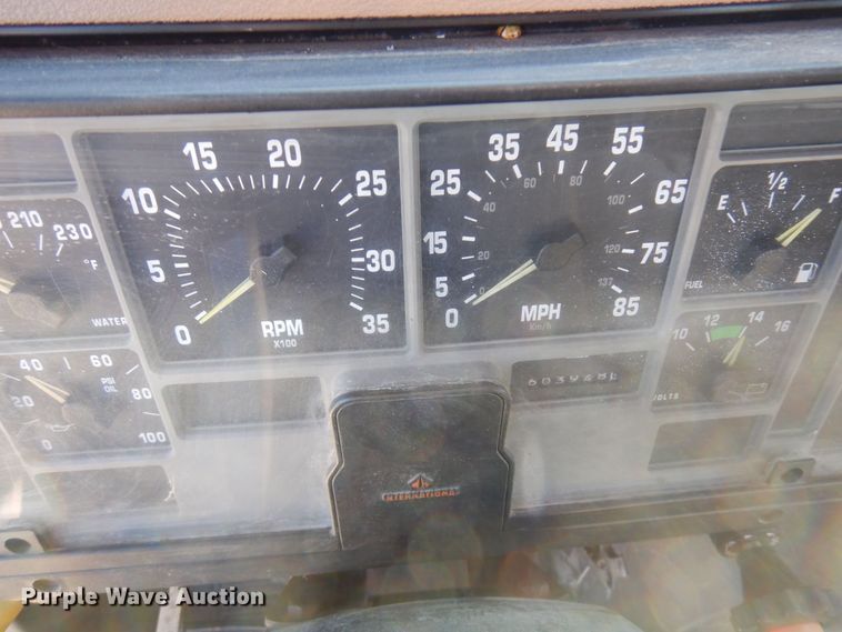 image for item AF9403 1993 International F-8100  semi truck