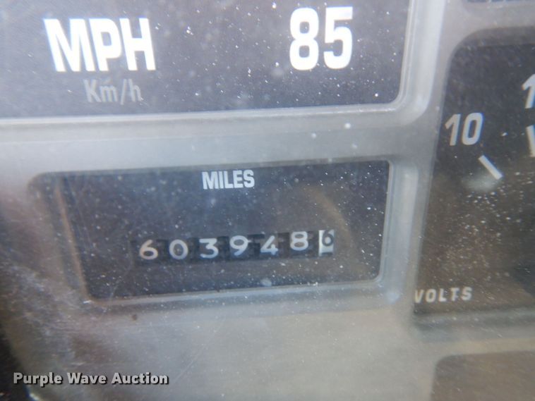 image for item AF9403 1993 International F-8100  semi truck