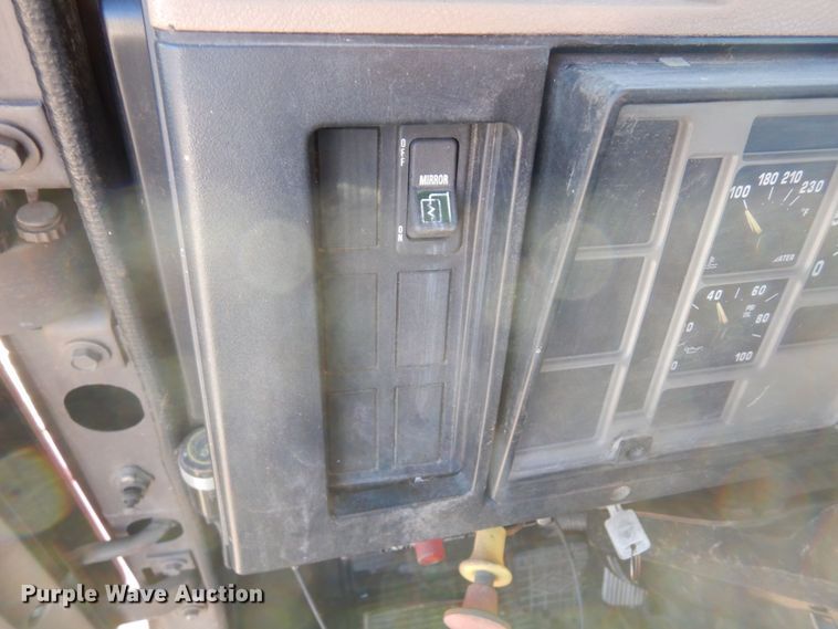 image for item AF9403 1993 International F-8100  semi truck