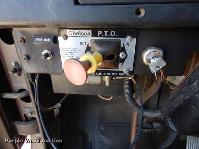 image for item AF9403 1993 International F-8100  semi truck