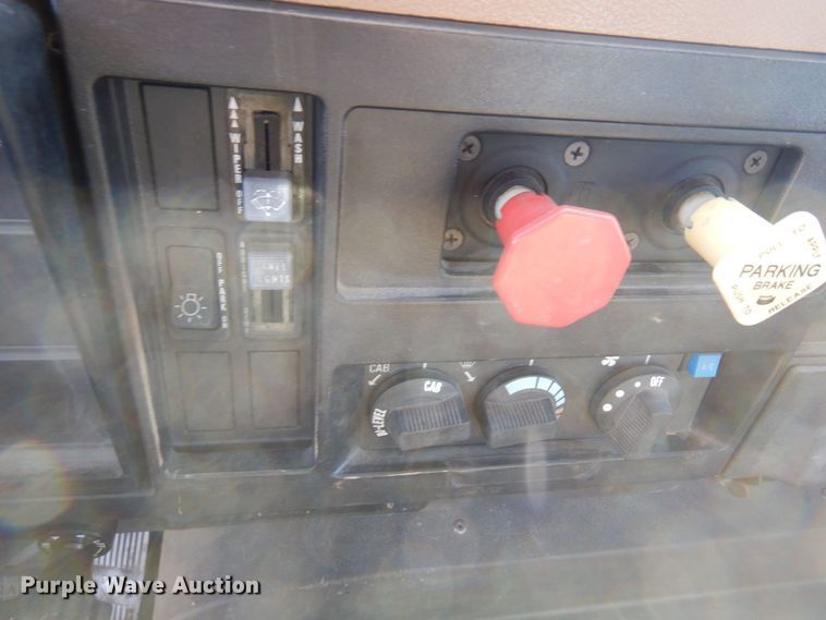 image for item AF9403 1993 International F-8100  semi truck