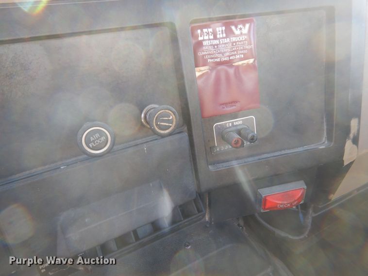 image for item AF9403 1993 International F-8100  semi truck