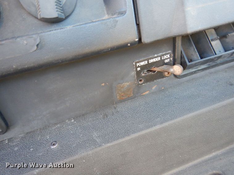 image for item AF9403 1993 International F-8100  semi truck