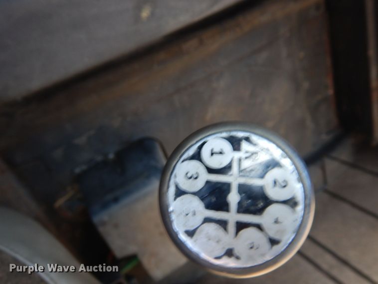 image for item AF9403 1993 International F-8100  semi truck