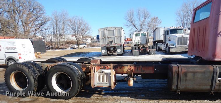 image for item AF9403 1993 International F-8100  semi truck