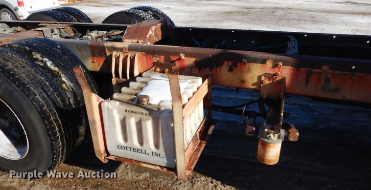 image for item AF9403 1993 International F-8100  semi truck