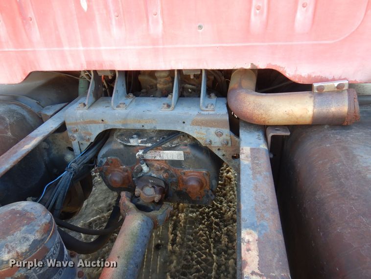 image for item AF9403 1993 International F-8100  semi truck