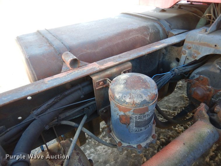 image for item AF9403 1993 International F-8100  semi truck