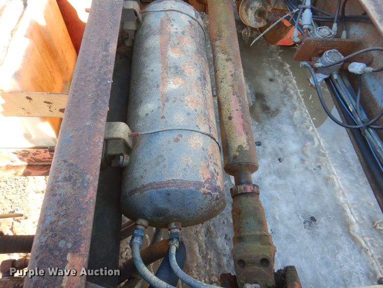 image for item AF9403 1993 International F-8100  semi truck