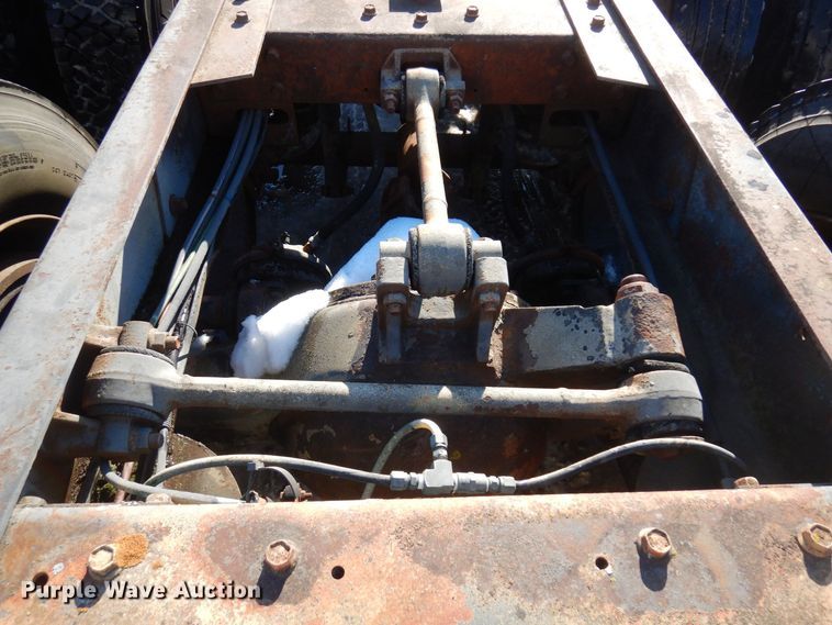 image for item AF9403 1993 International F-8100  semi truck