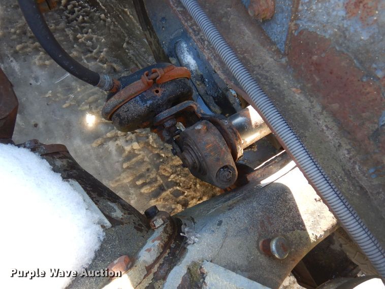 image for item AF9403 1993 International F-8100  semi truck