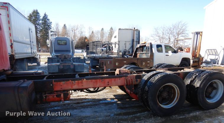 image for item AF9403 1993 International F-8100  semi truck