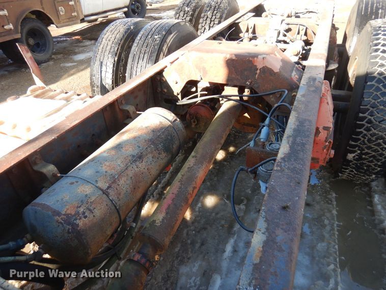 image for item AF9403 1993 International F-8100  semi truck